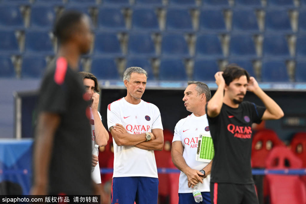 法甲球队巴黎圣日耳曼训练备战欧洲超级杯